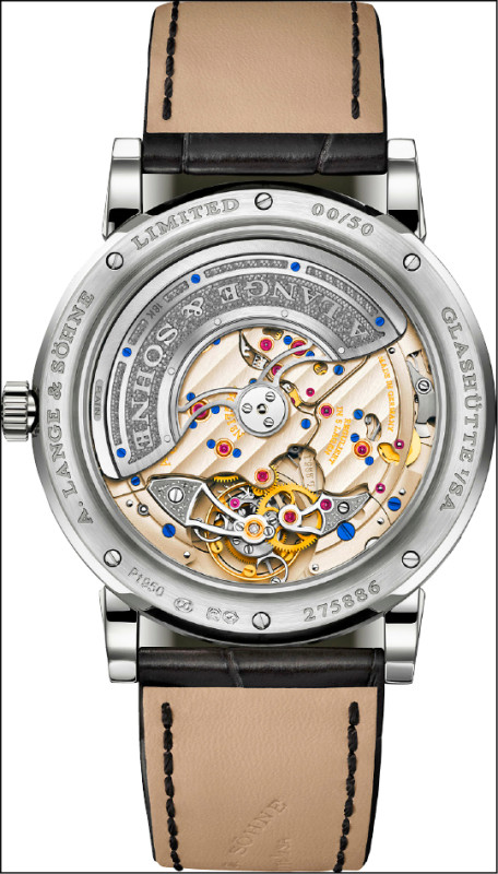 A. Lange & Söhne Lange 1 Tourbillon Perpetual Calendar “Lumen”陀飛輪萬年曆腕錶設計為透明後底蓋，可欣賞機芯運作，自動盤細膩的雕刻展現精湛工藝。
