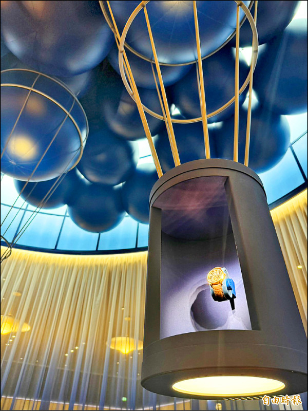 H. Moser & Cie.展場利用大量氣球裝置，表現品牌致力於輕盈感設計的極簡核心。（記者余崇慧攝）