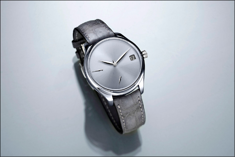 H. Moser & Cie.勇創者萬年曆鉭金屬概念腕錶，搭載HMC 800手動上鍊機芯，煙燻灰色極簡面盤，錶徑42mm，限量50只，各2,940,000元。