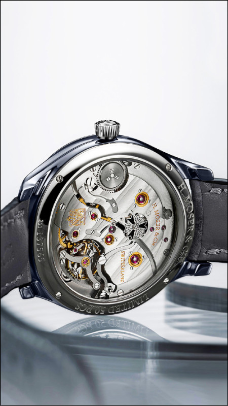 即使是極簡設計的萬年曆，H. Moser & Cie.勇創者萬年曆鉭金屬概念腕錶同樣能加入閏年週期顯示，就設計於機芯側的放射狀圖案。