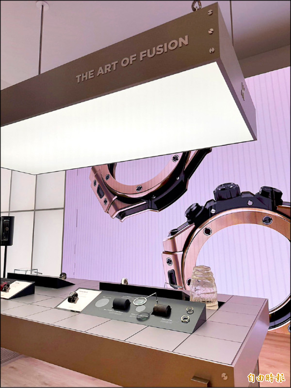 Hublot特別在現場打造材質融合展示，展現品牌對材質運用的擅長。（記者余崇慧攝）