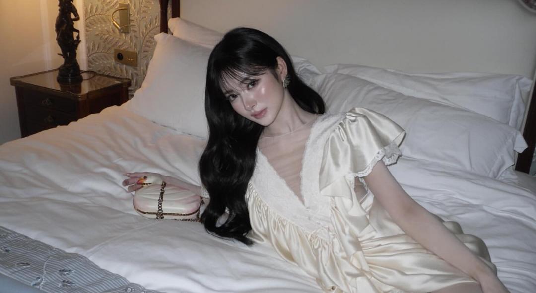 MEOVV日籍成員Anna，憑藉甜美精緻外表，成功擄獲許多廣告主的心。出道一年多，精品與美妝代言兩手抓。