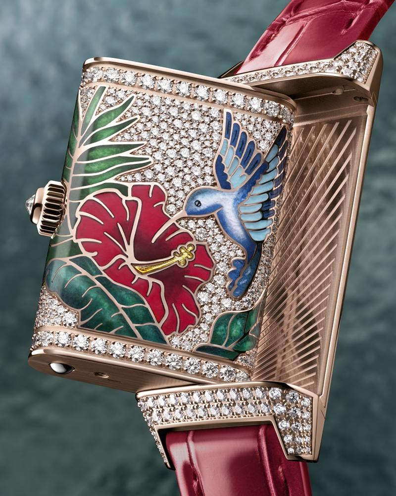 Reverso One「Hibiscus Syriacus」翻轉系列木槿花腕錶，搭載手動上鍊機械機芯，18K玫瑰金錶殼，琺瑯、金箔雕花與寶石鑲嵌裝飾，時間顯示，限量20只。（Jaeger-LeCoultre提供）
