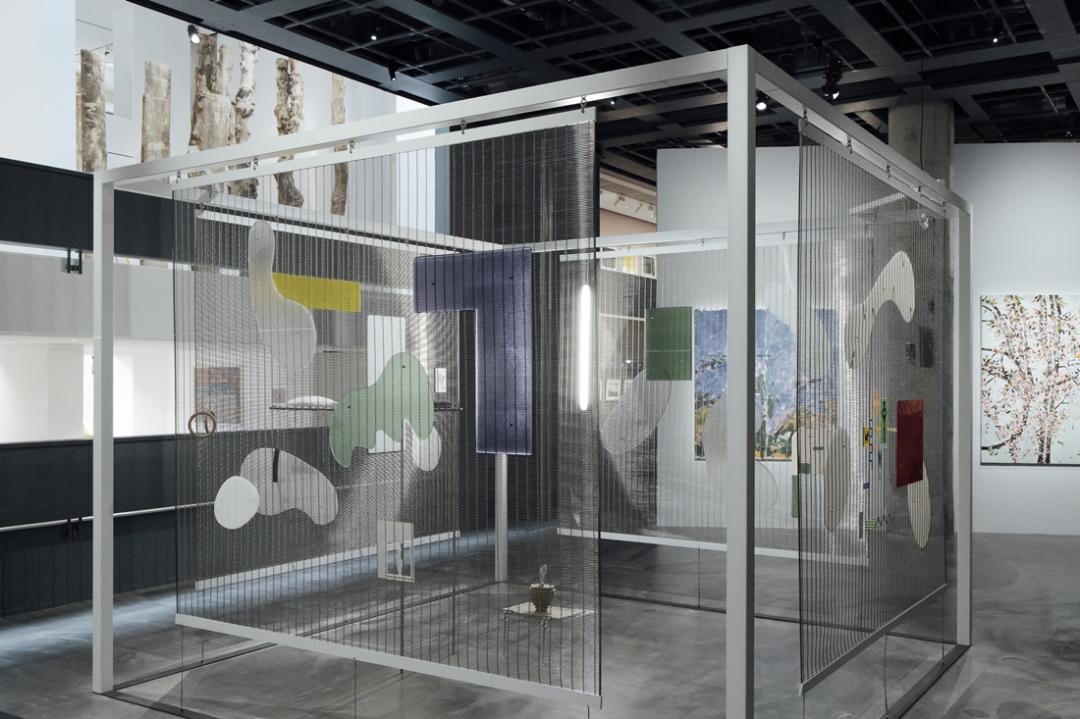 《Exposition Générale》展覽回顧了卡地亞當代藝術基金會自1984年創立以來的歷程，並展出重要館藏，突顯基金會的歷史沿革與開放的世界觀。