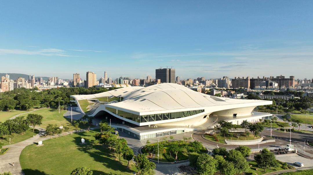 衛武營是台灣最大藝文場館，也是亞洲最大的單一屋頂劇院。