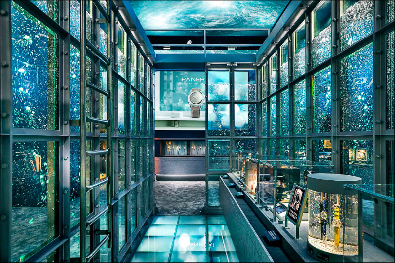 為連結品牌底蘊，沛納海特別將過去為義大利海軍打造的軍用潛水池等比製作成中空版，成為錶展上的特色展間。