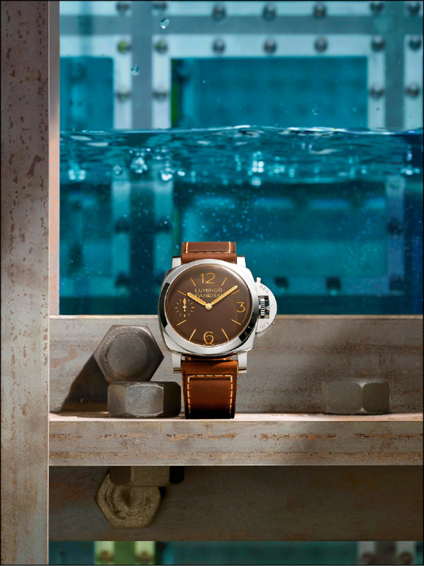 Panerai Luminor手動上鍊腕錶（PAM01731），搭載P.6000手動上鍊機芯，精鋼錶殼，錶徑44mm，防水深度300米，276,000元。