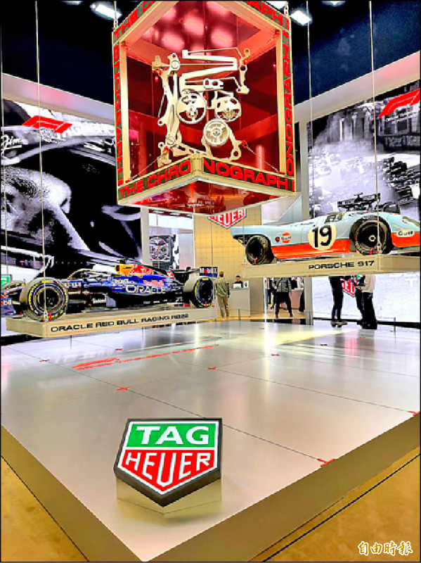 為迎接全新Calibre TH80-00自動上鍊計時機芯誕生，TAG Heuer不僅在展場中間打造巨型比例的機芯，還在現場展示歷史骨董賽車，連結計時錶與競速之感。（記者余崇慧攝）