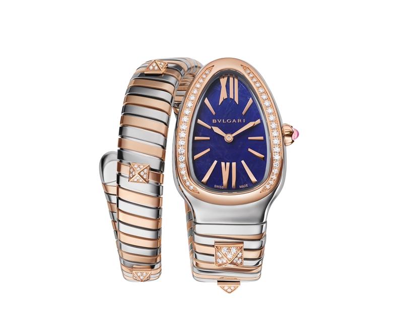 Serpenti Tubogas玫瑰金與精鋼方鈉石鑲鑽單圈腕錶，搭載石英機芯，精鋼與玫瑰金錶殼，藍色方鈉石錶盤鑲鑽，時、分顯示，錶徑35mm，防水深度30米，價格店洽。（BVLGARI提供）