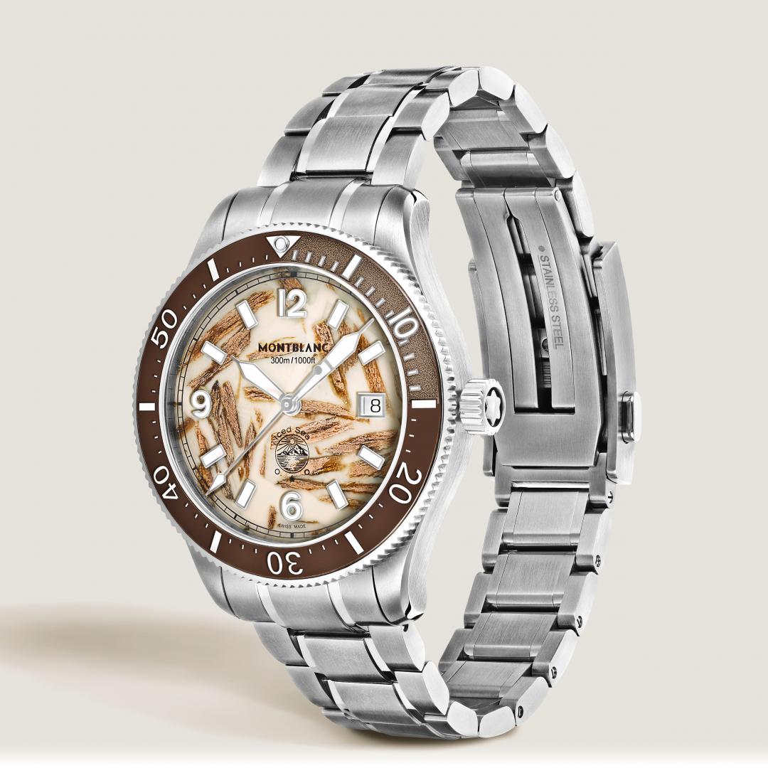 萬寶龍推出全新Iced Sea系列日期顯示自動零氧腕錶限量版700，讚頌冰海冰川的地質特色，200,400元。（MONTBLANC提供，以下同）