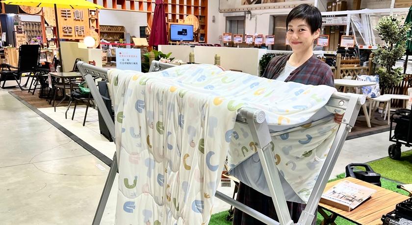 比傳統曬衣架更萬用的是它！梅雨季連床單都速乾 收納方便節省空間