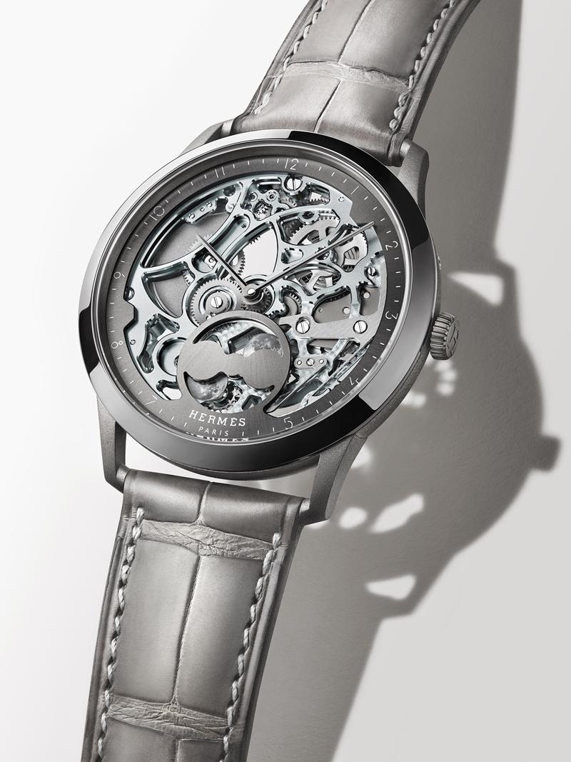 Slim D’Hermès Squelette Lune鏤空雙月相腕錶。（Hermès提供）