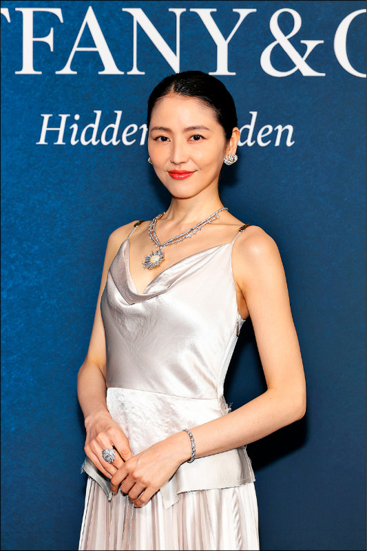 日本女星長澤雅美選戴Tiffany高級珠寶項鍊，作品採用蛋白石呈現豐富多變的遊彩現象。。