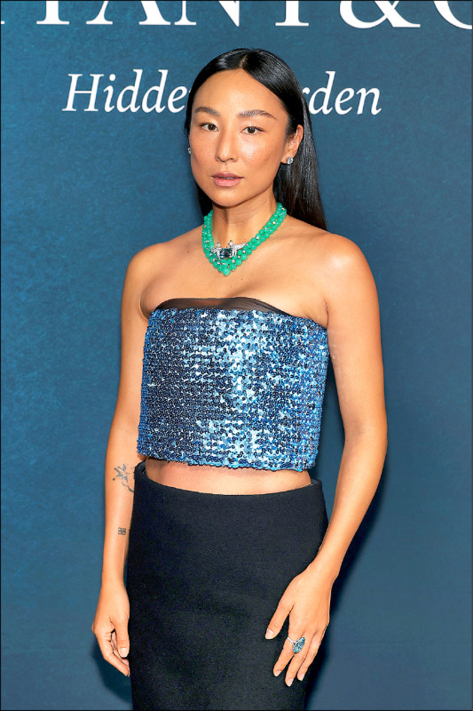 美國女星Greta Lee戴著Bird on a Rock石上鳥項鍊亮相。