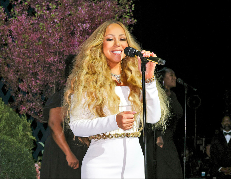 歌壇天後瑪麗亞‧凱莉登台獻唱，為晚宴活動掀起另一波高潮。