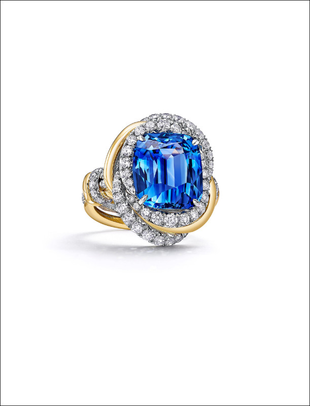 Hidden Garden系列Monarch蔓隱蝶蹤篇章鉑金和黃K金戒指，葉間鑲嵌1顆10.83克拉未經處理的枕形切割藍寶石和鑽石。