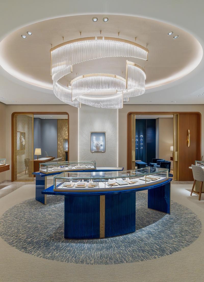 CHAUMET新光三越A9專賣店內部空間，以流線型中央展櫃與層疊燈飾，營造如自然律動般的視覺焦點。（CHAUMET提供）