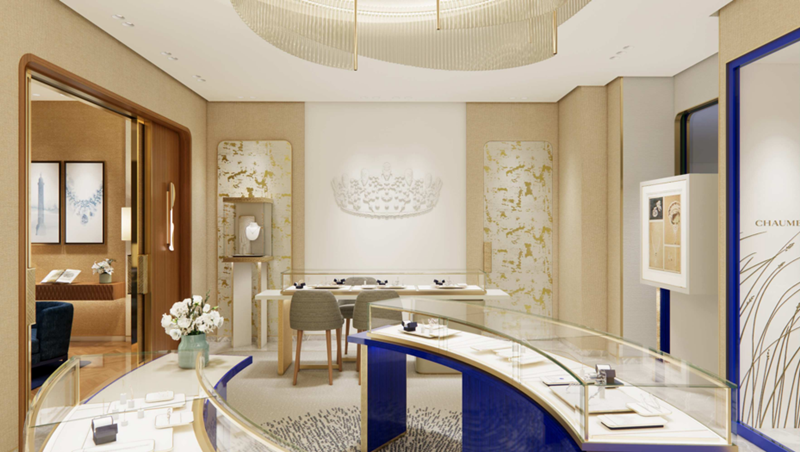 婚嫁珠寶展示區以珍珠白與金色細節鋪陳，牆面吊鐘花冠冕浮雕呼應品牌歷史與愛情象徵。（CHAUMET提供）