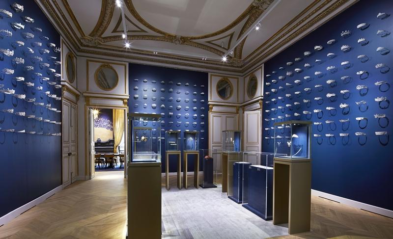 冠冕沙龍空間以皇家藍牆面陳列經典冠冕模型，重現巴黎芳登廣場總店的歷史氛圍。（CHAUMET提供）