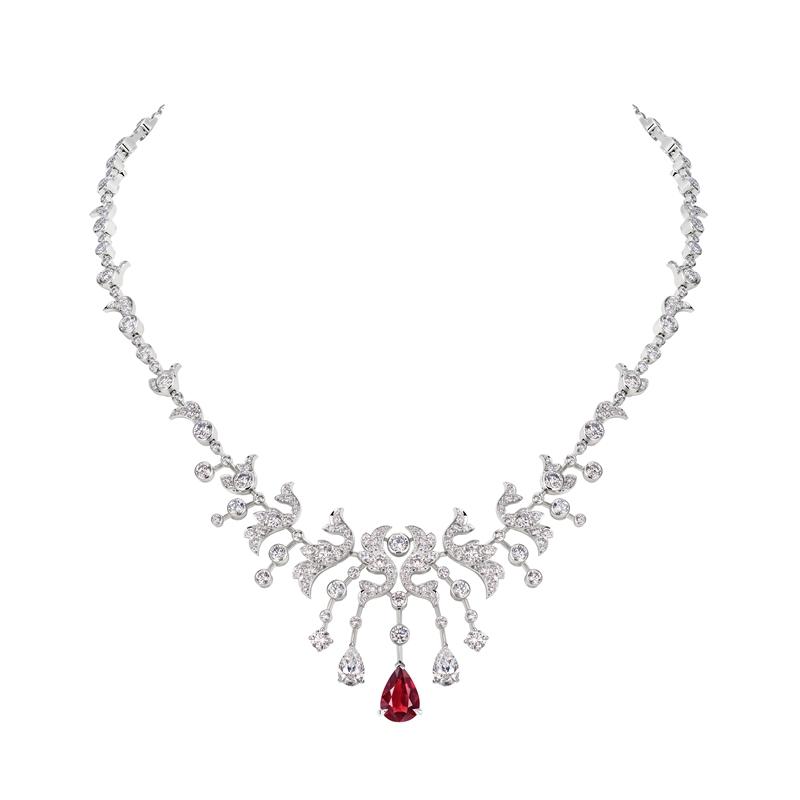 Joséphine Soir de Fête項鍊，18K白金鑲嵌梨形紅寶石與鑽石，延續吊鐘花冠冕靈感，勾勒花卉垂墜的優雅線條。（CHAUMET提供）