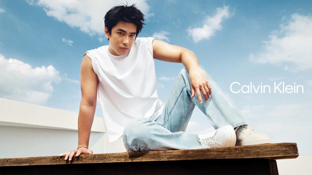 曾敬驊爬上屋頂釋放陽光大男孩魅力。