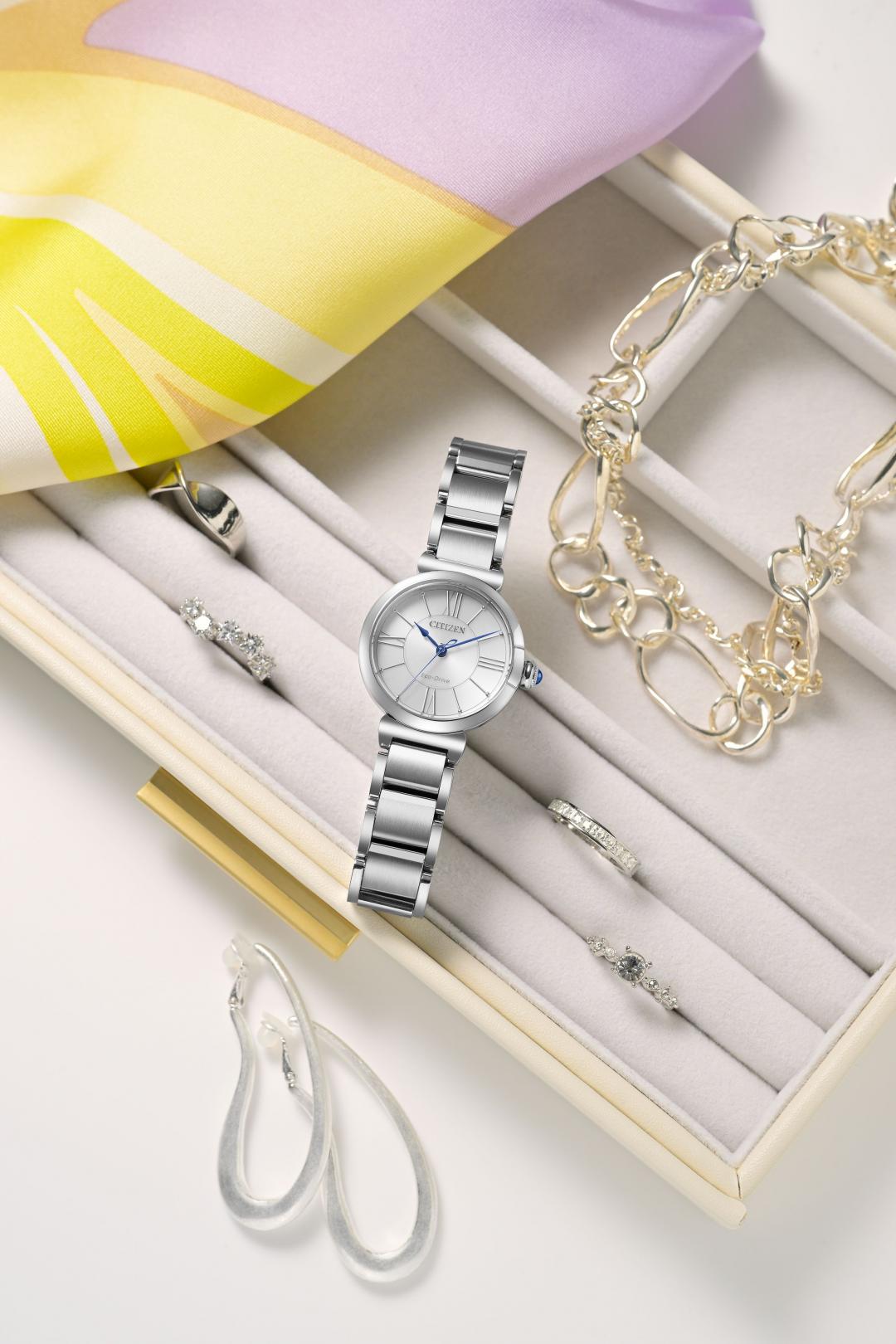 CITIZEN L系列EM1070-83A錶款，14,800元。