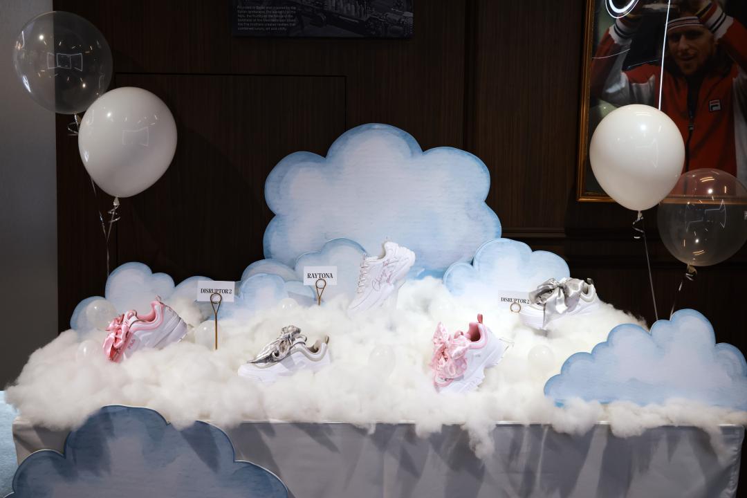 FILA 1911 TAIPEI時尚概念店特別打造夢幻風格的「雲朵白場域」突顯旗下老爹鞋的輕盈特色。