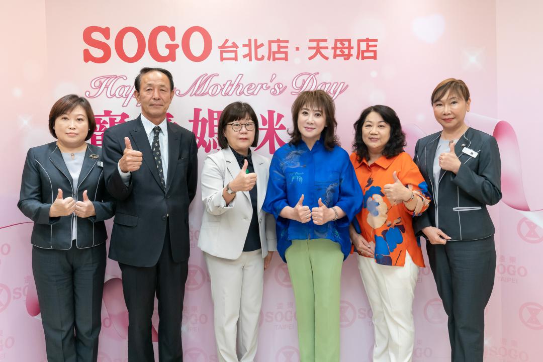 遠東SOGO董事長黃晴雯(右3)看好下半年景氣。(遠東SOGO提供)