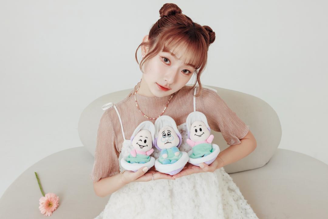 牡蠣寶寶吊飾（左起）眨眼款、老奶奶款、開心款，各售價NT$780元。