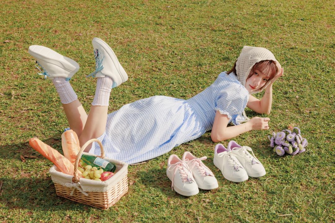 牡蠣寶寶款雙色鞋帶小白鞋，售價NT$1,980元。