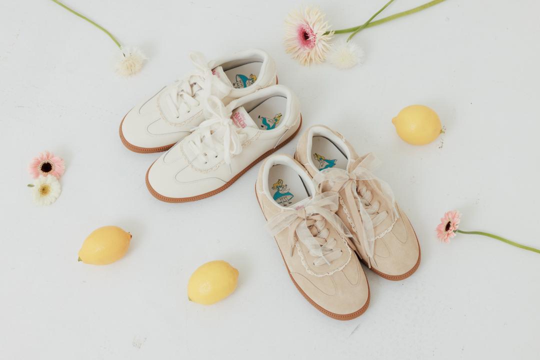 愛麗絲款蕾絲花邊真皮德訓鞋，售價NT$1,880元。