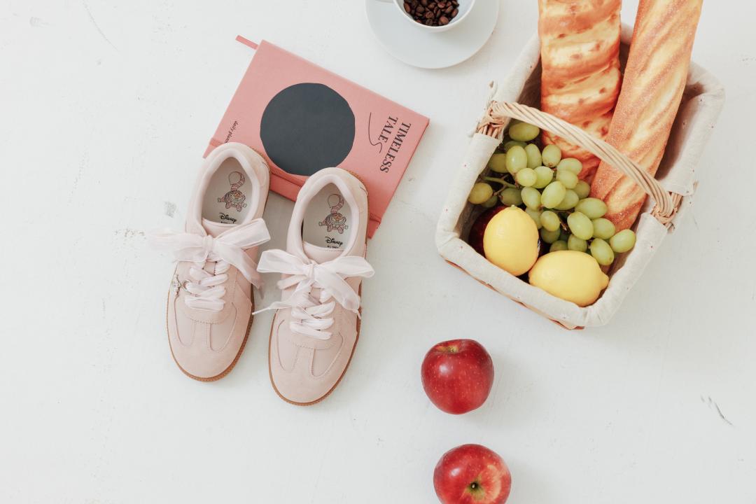 妙妙貓小掛飾真皮德訓鞋，售價NT$1,880元。