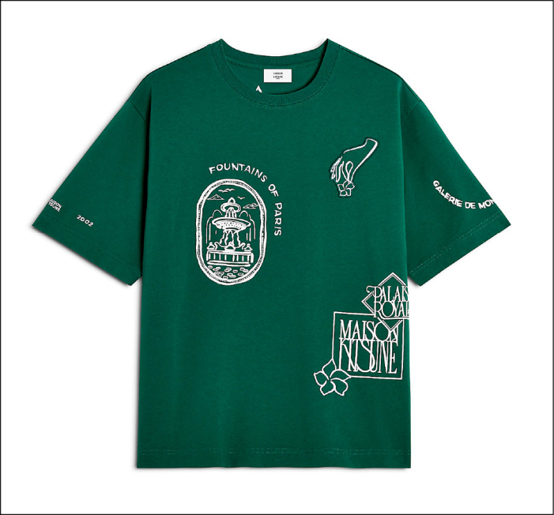 男裝墨瓶綠新藝術風勳章印花寬鬆短T恤，融合地標郵票插畫與新藝術風格字體，6,300元。