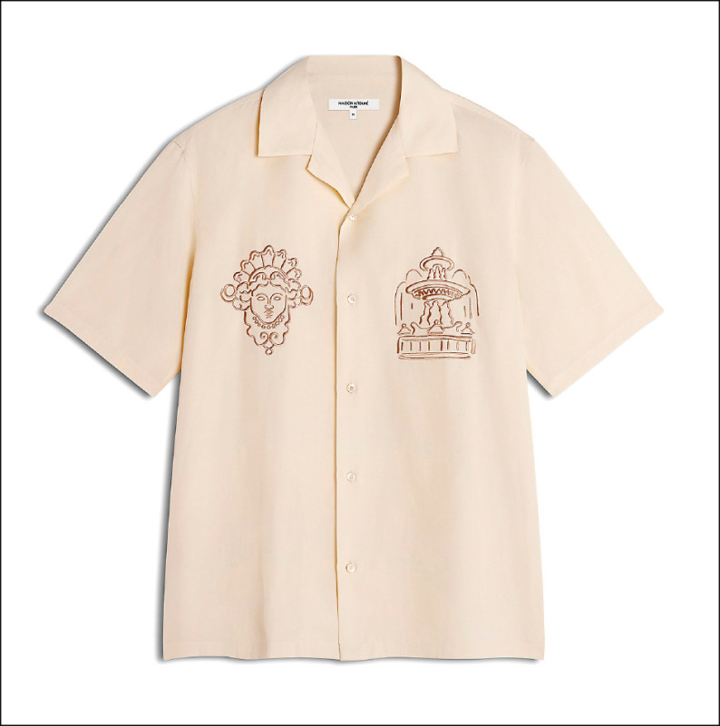 Maison Kitsuné春夏有許多結合地標元素的設計，圖為男裝白陶色巴黎物語印花度假襯衫，10,500元。