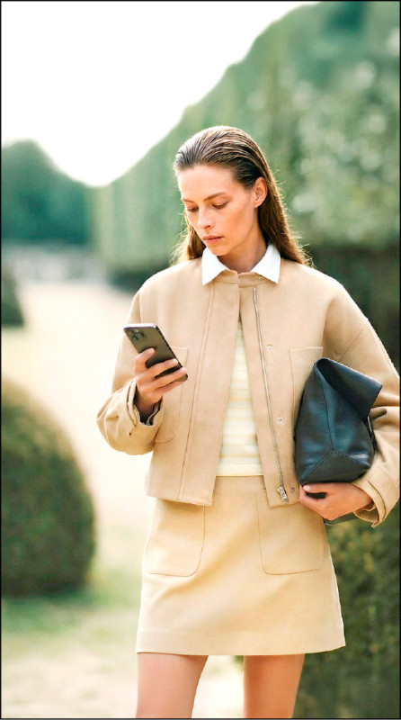 Maison Kitsuné春夏女裝運用中性色調與豐富材質詮釋都會優雅風格。拿鐵色雙面斜紋棉質短版外套，18,500元；拿鐵色外側雙口袋迷你裙，10,900元。