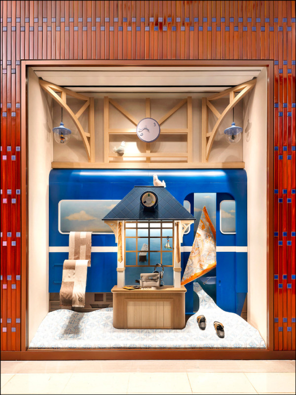 2樓櫥窗重現新北投火車站站景，上頭的時計以逆時鐘旋轉，象徵當代榮光。