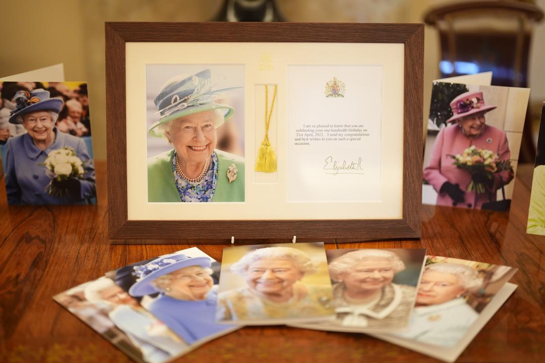 在場布置讓民眾可追思女王。（美聯社）