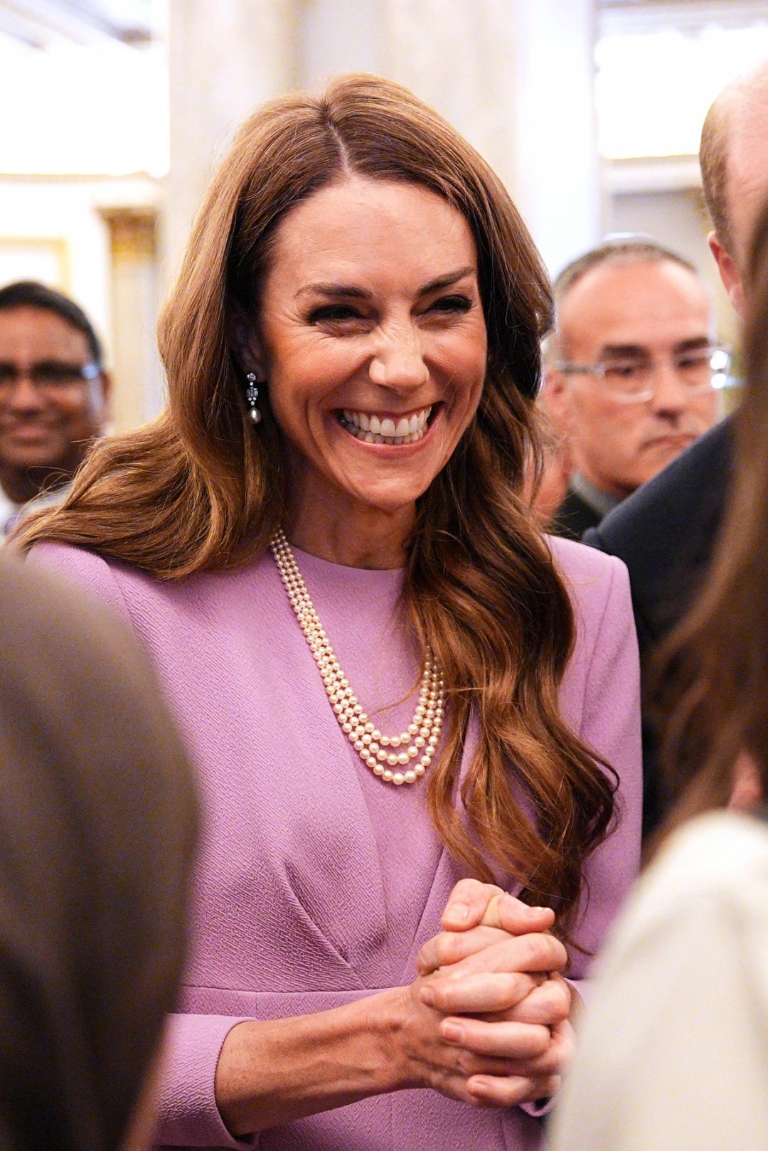 凱特王妃佩戴女王生前最愛的珍珠項鍊。（美聯社）