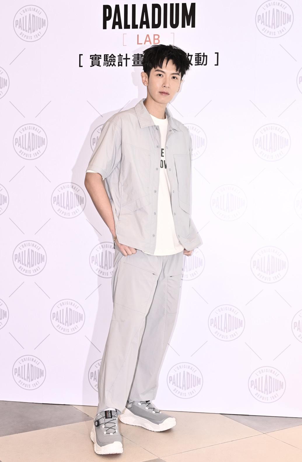 柯震東以標語短袖T恤（NT$1,590）搭配口袋短袖機能襯衫（NT$2,990）與口袋防潑水長褲（NT$2,990）。（圖／記者陳奕全攝）