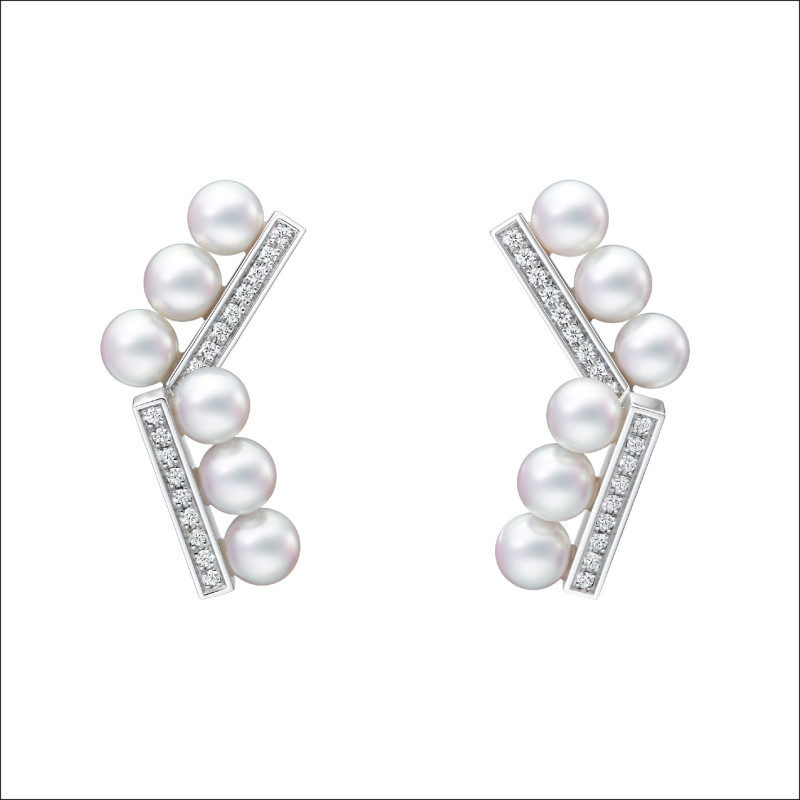 TASAKI balance parallel neo 18K白金阿古屋珍珠鑽石耳環，成對243,000元。