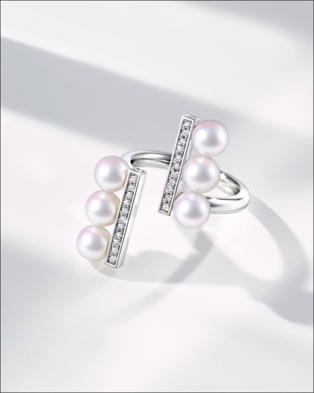 TASAKI balance parallel neo系列在平行線條中增添變化。18K白金阿古屋珍珠鑽石戒指，245,000元。