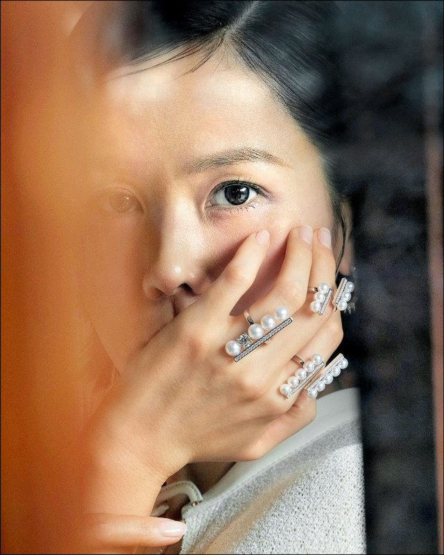 TASAKI品牌大使孫藝真率先佩戴全新balance系列，詮釋更豐富的層次表現。