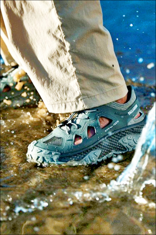 PALLADIUM針對夏季穿著需求推出男女適穿、揉合戶外機能與涼鞋基因的鞋款。OFF_BOUND HYDRO兩棲概念波浪鞋，2,980元。