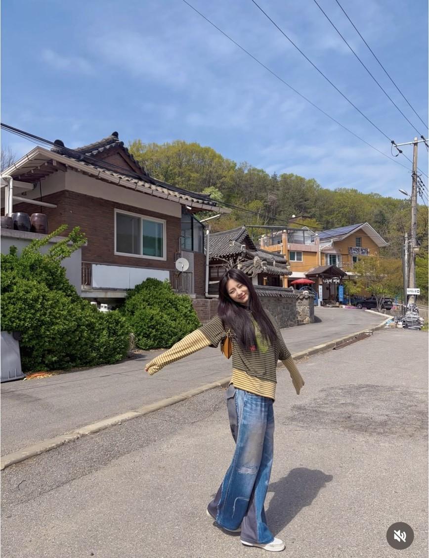 周子瑜分享近郊旅行美照，以條紋上衣搭配寬版牛仔褲的輕鬆造型入鏡，即使沒有精品加持，仍憑藉出眾氣質展現不費力的時尚感。（翻攝自instagram）