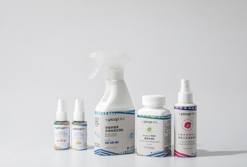 左起：貝殼鈣循環衣物去漬急救隨身瓶30ml、貝殼鈣循環食器皿立潔噴霧30ml、貝殼鈣循環衣物局部去漬劑300ml、貝殼鈣蔬果洗淨劑60g、貝殼鈣循環美妝工具清潔噴霧90ml。（picupi挑品提供）