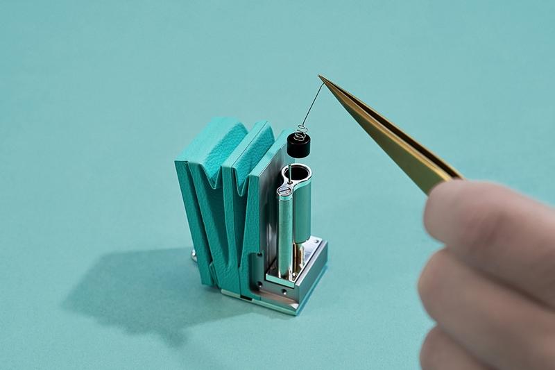 鳴鳥裝置中的風箱製作工藝，以經典的Tiffany藍色皮革摺疊結構為聲音產生關鍵。（Tiffany & Co.提供）