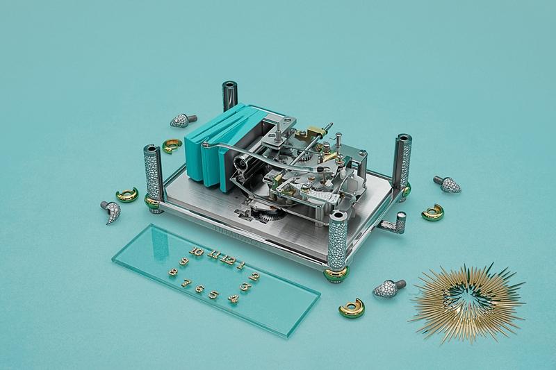 Singing Bird on a Clock座鐘機芯拆解，透明結構展現齒輪與風箱系統運作細節。（Tiffany & Co.提供）