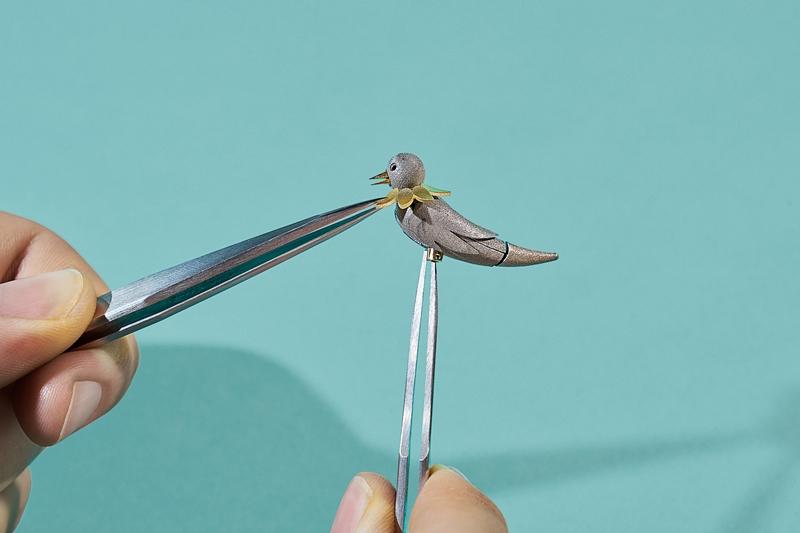 鑲鑽小鳥製作過程，透過精密組裝呈現可動喙部與振翅結構。（Tiffany & Co.提供）
