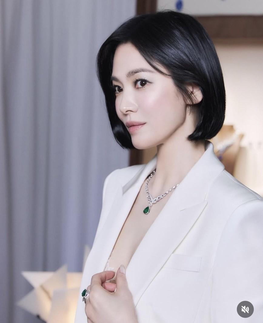 一身白色更加凸顯珠寶作品中的祖母綠主石。（翻攝自instagram）