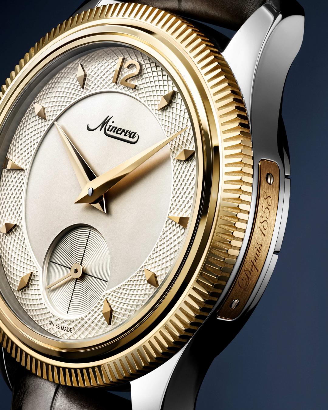 3點鐘位置有撥桿可控制上鍊與時間設定功能，無錶冠錶殼在視覺上更顯和諧平衡。